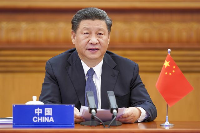 시진핑 중국 국가주석이 지난달 26일 주요 20개국(G20) 정상들과 코로나19 대응을 위한 화상회의를 하고 있다. 베이징=AP 연합뉴스