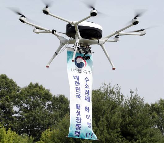 두산모빌리티이노베이션이 개발한 수소드론 ‘DS30’이 16일 대전 자운대 수소충전소 설치 예정부지에서 비행을 하고 있다. /사진제공=국방부