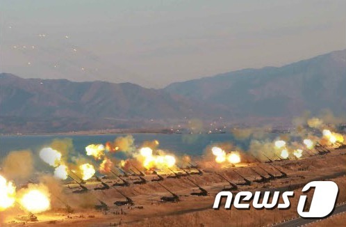 사진은 지난 2017년 3월 북한의 장거리 포병대 훈련 모습. /뉴스1 DB