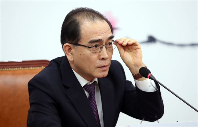 태영호 미래통합당 의원이 16일 국회에서 열린 기자간담회에서 안경을 고쳐 쓰고 있다. 연합뉴스