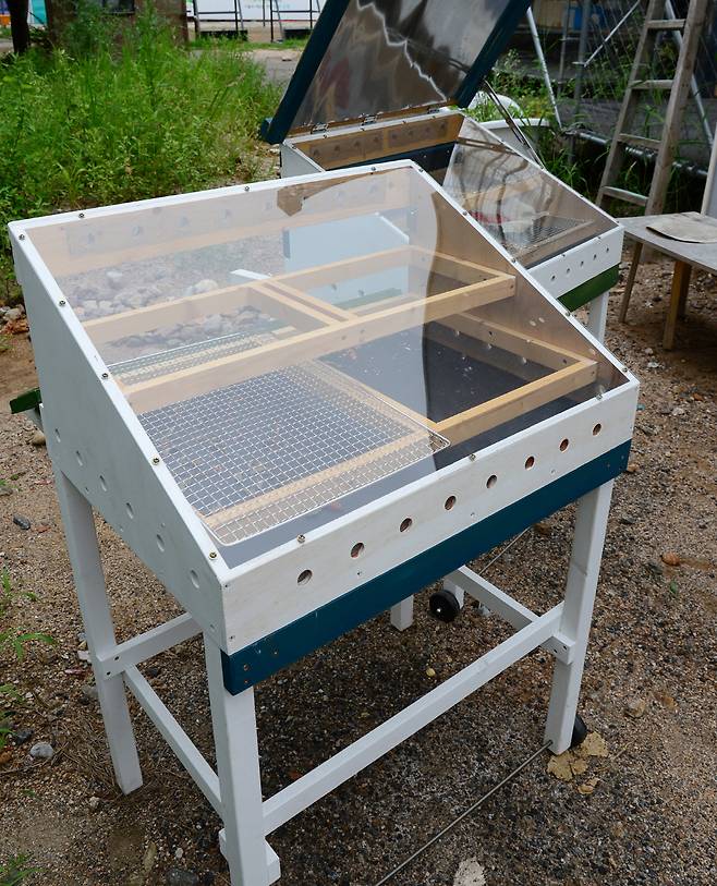 단열판과 반사판을 이용해 만든 태양열 식품건조기.