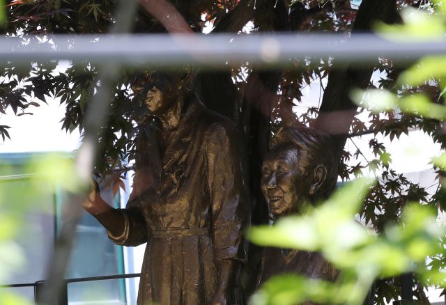 27일 서울 마포구  마포구 전쟁과여성인권박물관 내에 일본군 위안부 피해자 고(故) 김복동 할머니와 길원옥 할머니의 동상이 세워져 있다. 연합