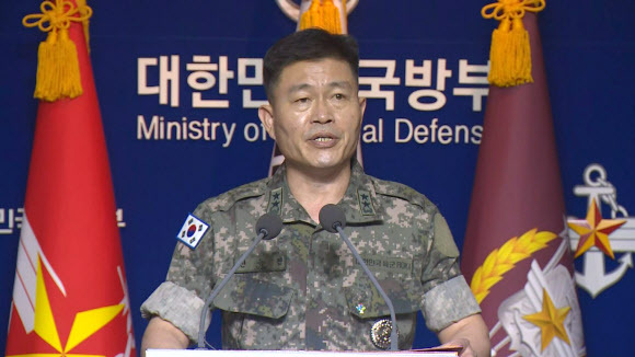 전동진 합동참모본부 작전부장이 북한군 총참모부의 발표에 대한 군 당국의 입장을 밝히고 있다.연합뉴스