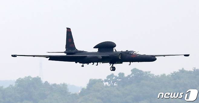 18일 오후 경기도 평택시 오산공군기지에서 U-2S 고고도정찰기가 임무를 마치고 착륙하고 있다. 2020.6.18/뉴스1 © News1 조태형 기자