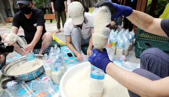 18일 오전 탈북자단체 사단법인 큰샘 관계자들이 서울 강남구 수서동의 한 공원에서 오는 21일 북으로 보낼 쌀을 페트병에 담고 있다. 연합뉴스