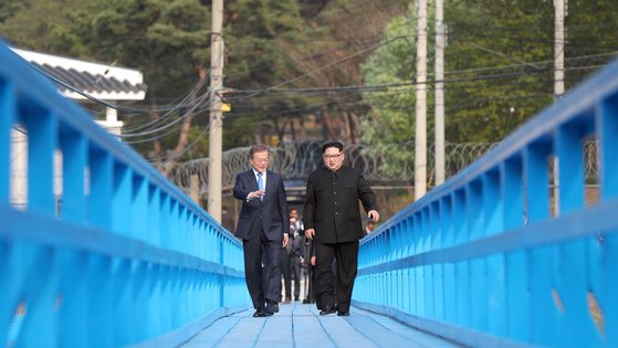 문재인 대통령과 김정은 북한 국무위원장이 27일 오후 판문점 도보다리에서 산책하고 있다. [연합뉴스]