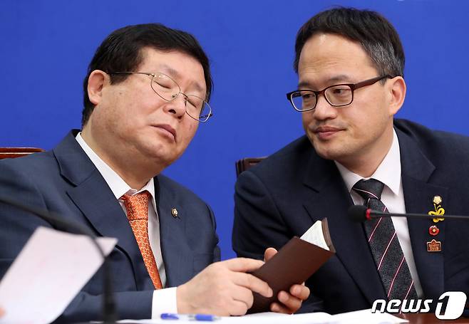 설훈(왼쪽)·박주민 더불어민주당 최고위원 © News1 이종덕 기자
