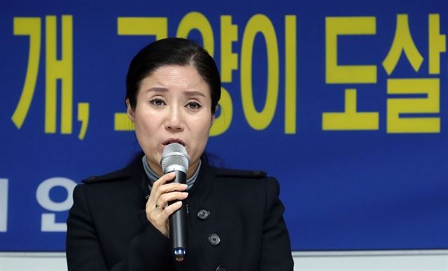 구조동물 안락사 논란을 빚은 동물권단체 케어의 박소연 전 대표가 지난해 1월 서울 서초구의 한 건물에서 기자회견을 열어 의혹에 대해 해명하고 있다. 뉴스1
