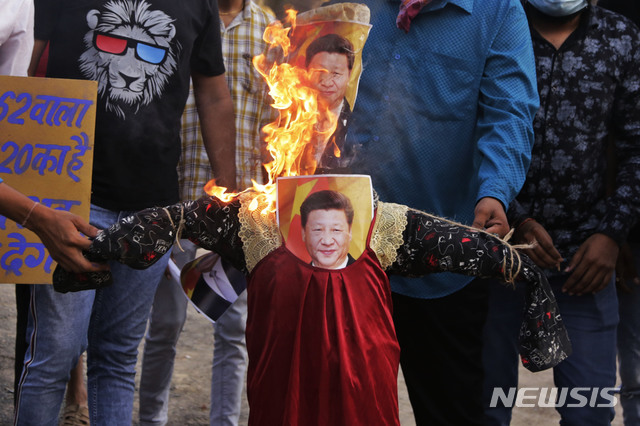 [아마다바드=AP/뉴시스] 인도 서부 아마다바드에서 반중 시위대가 시진핑(習近平) 중국 국가주석의 얼굴을 한 허수하비를 태우고 있다. 2020.6.19.