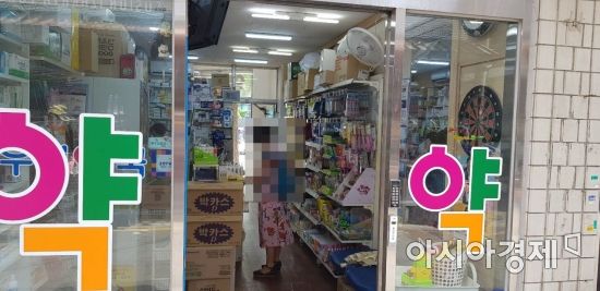 19일 약수역 인근 한 약국에서 시민이 마스크를 사고 있다. 사진=민준영 인턴기자 mjy7051@asiae.co.kr