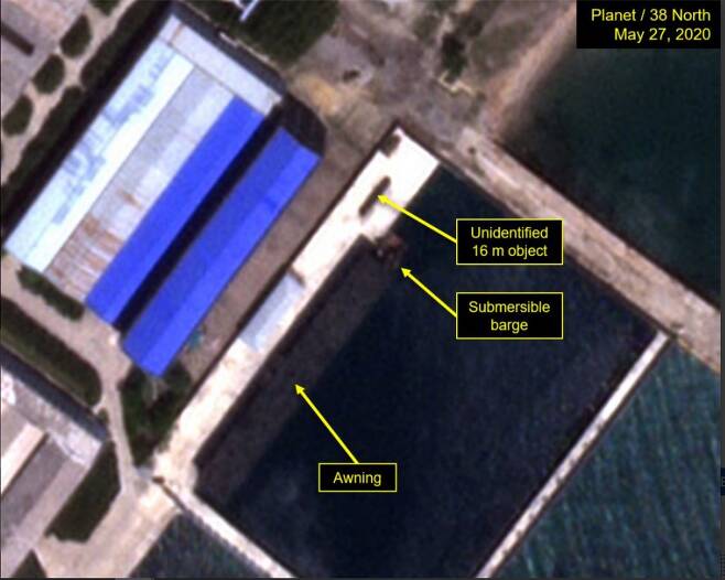 미국 북한전문매체 38노스가 신포조선소에 등장한 16m 길이 물체가 소형잠수정일 가능성을 제기했다. 38노스 캡처