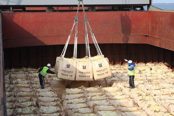 중국은 최근 북한에 쌀 60만t과 옥수수 20만t 등 약 80만t의 식량을 지원했다. 사진은 지난 2010년 군산항에서 북한 수재민에게 보낼 쌀을 배에 선적하는 모습. [연합뉴스]