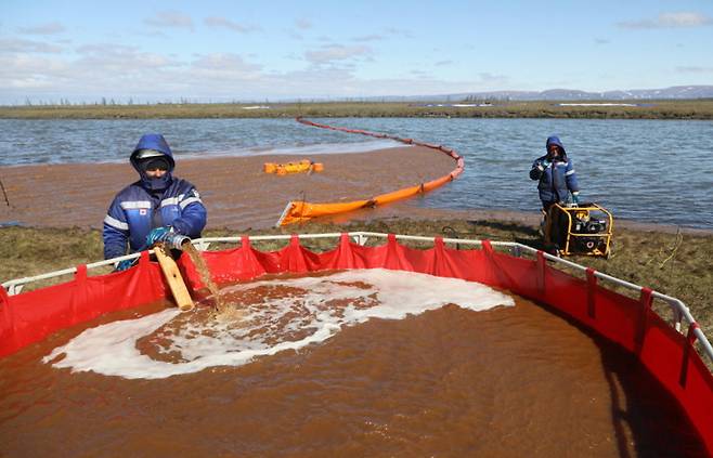 암바르나야강으로 흘러들어간 경유를 방재대원들이 수조에 옮겨담고 있다. EPA연합뉴스