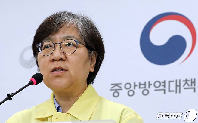 정은경 중앙방역대책본부장(질병관리본부장)이 충북 청주시 질본 브리핑실에서 신종 코로나바이러스 감염증(코로나19) 국내 발생현황을 브리핑하고 있다./뉴스1 © News1 장수영 기자