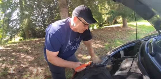 유튜브 동영상에서 간단한 자동차 수리법을 설명하는 롭 케니. [유튜브]
