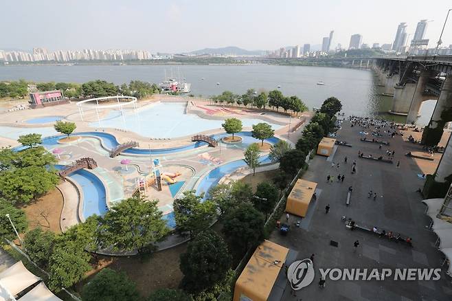 코로나19 재확산에 한강공원 수영장 개장 잠정 연기 (서울=연합뉴스) 임화영 기자 = 21일 오후 신종 코로나바이러스 감염증(코로나19) 재확산으로 개장을 잠정 연기한 서울 광진구 뚝섬한강공원 수영장이 텅 비어있다. 서울시 한강사업본부는 올해 수영장과 물놀이장 8곳 중 뚝섬·광나루·여의도 수영장과 난지·양화 물놀이장 등 5곳을 이달 26일 개장해 8월 23일까지 운영할 계획이었다. 그러나 코로나19 재확산으로 개장을 잠정 연기했으며 상황 변화를 종합적으로 검토해 개장 여부를 7월 중순 최종적으로 결정하기로 했다. 2020.6.21 hwayoung7@yna.co.kr