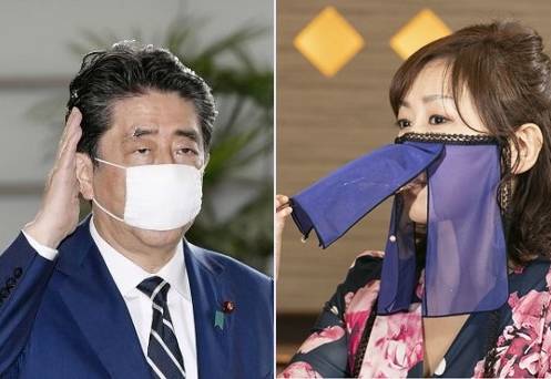 최근 일본 기모노 제조업체인 ‘오토즈키’사가 야마가타현의 한 나이트클럽과 공동으로 개발한 유흥업소 여성용 마스크. 왼쪽 사진은 정부가 배부한 무상 천마스크를 쓴 아베 신조 일본 총리의 모습. 교도통신연합뉴스, 교도통신 홈페이지 캡처