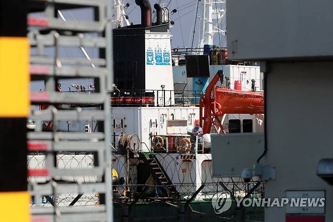 선원 집단 감염 발생한 러시아 선박 (부산=연합뉴스) 손형주 기자 = 23일 부산 감천항에 정박 중인 러시아 국적 냉동 화물선인 A호(3천401t)에서 한 승선원이 휴대전화기를 들고 있다. 이 배 선장 등 21명 중 16명이 코로나19 양성 판정을 받았다. 부산시 보건당국은 러시아 국적 냉동화물선 확진자와 밀접 접촉한 사람이 현재까지 61명으로 집계됐다고 밝혔다. 2020.6.23 handbrother@yna.co.kr