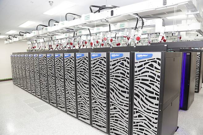 한국과학기술정보연구원이 2018년 개통한 한국의 슈퓨컴퓨터 5호기 ‘누리온’. KISTI 제공