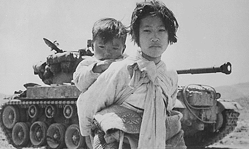 1951년 6월 9일 촬영된 이 사진은 고양시 인근 행주에 정체된 M-26 탱크를 지나 아이를 업고 걸어가는 한 어린 소녀의 모습이다. AFP연합뉴스
