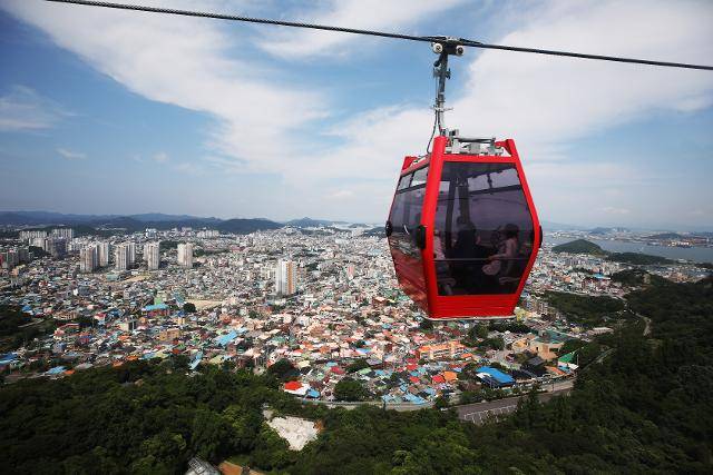 목포해상케이블카 북항~고하도 구간에서는 목포 시내가 한눈에 펼쳐진다.