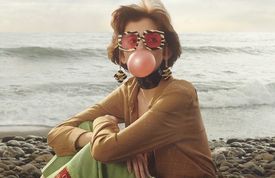 이탈리아 패션 브랜드 '구찌'가 올여름 온라인 전용 상품으로 내놓은 새로운 아이웨어 광고 캠페인. 사진 촬영은 사진작가 마크 펙메지안이 맡았다. 사진 구찌