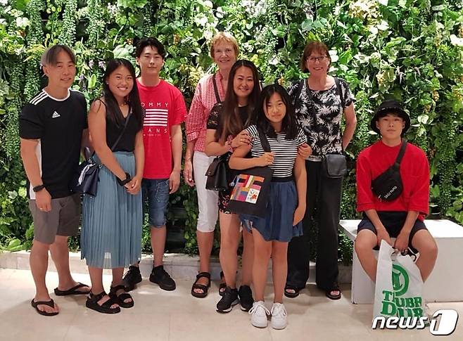 인종차별 폭행 피해를 당한 네덜란드 한인학생 Y군 가족 사진. 맨 오른쪽이 피해 당사자인 아들 Y군이고 어머니 소라 반더블릿씨가 한 가운데에 딸을 앞에 두고 서 있다. 뒤에는 소라씨의 양어머니(흰색 바지)와 이모(검은 바지)다. © 뉴스1 차현정 통신원