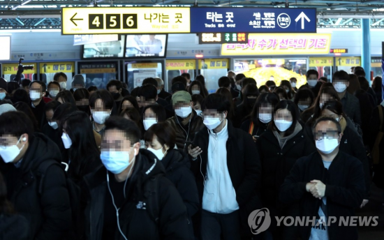 지난 3월11일 시민들이 마스크를 쓴 채 서울 구로구 신도림역을 통해 출근하고 있다. [이미지출처=연합뉴스]