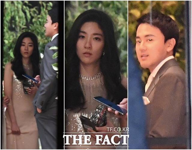 서경배 아모레퍼시픽 그룹 회장 큰 딸인 민정(29) 씨와 홍석준 보광창업투자 회장의 큰아들인 정환(35) 씨가 27일 오후 서울 신라호텔 영빈관에서 약혼식을 올린 가운데 두 사람이 대화를 나누고 있다. /이새롬·이동률 기자