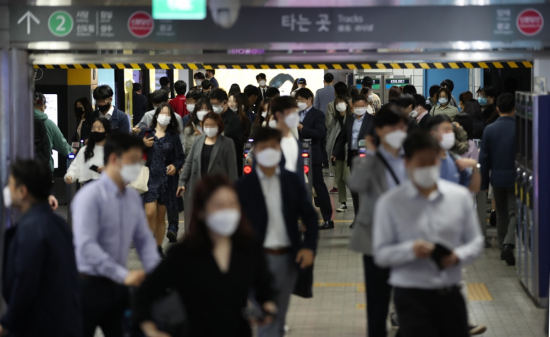 서울 지하철 2호선. 시민들이 마스크를 착용하고 지하철을 이용하고 있다. [이미지출처=연합뉴스]