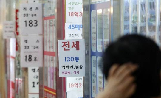 정부의 6·17 대책 발표로 조정대상지역으로 새로 묶인 경기도 일부 지역에서 규제를 풀어달라는 목소리가 거세다. 한 시민이 부동산공인중개업소에 걸린 아파트 급매물 시세를 살펴보고 있다.<연합뉴스>