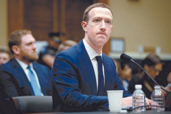 지난해 4월 정보유출 청문회에서 저커버그 페이스북 CEO가 굳은 표정으로 질의를 듣고 있다. [신화통신=연합뉴스]