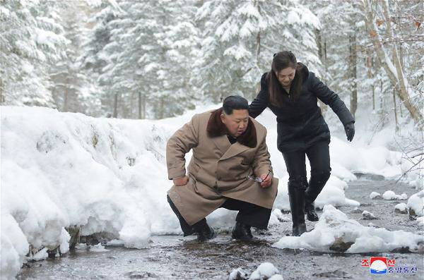 김정은 북한 국무위원장(왼쪽)과 그의 부인 리설주(오른쪽). /조선중앙TV