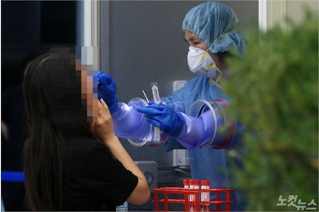 22일 서울 양천구 보건소 선별진료소를 찾은 시민들이 코로나19 검사를 받고 있다. 이한형기자