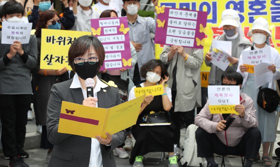 지난 5월 20일 오후 서울 종로구 옛 일본대사관 앞에서 열린 제1440차 일본군 '위안부' 문제해결을 위한 수요집회에서 이나영 이사장이 입장문을 발표하고 있다. 우상조 기자
