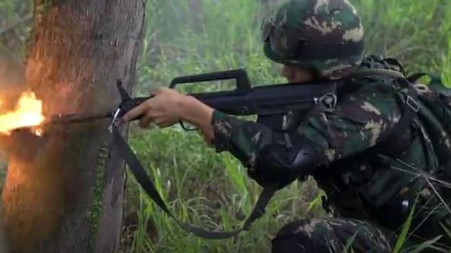 섬에서 도주범을 추격하며 사격하는 내용의 중국군 훈련