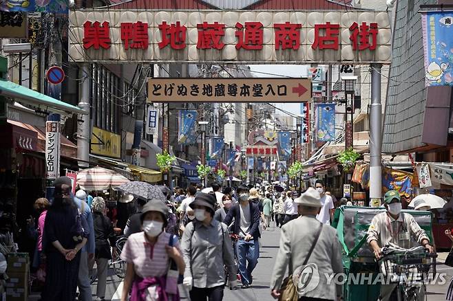 지난달 24일 일본 도쿄 스가모의 지조도리 상점가가 사람들로 북적이고 있다. [EPA=연합뉴스 자료사진]
