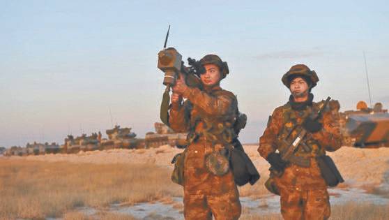 2017년 11월 중국 인민해방군 북부전구 소속 군인들이 '엄한(嚴寒)-2017' 군사훈련을 실시하고 있다. 해당 훈련을 주도한 78집단군은 6·25 전쟁에 참전했던 부대로 유사시 한반도에 투입되는 군이다. [중국 국방부 홈페이지=뉴스1]