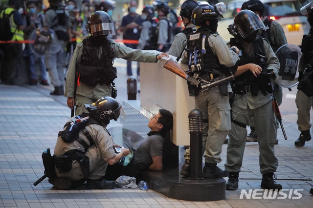 [홍콩=AP/뉴시스]1일(현지시간) 홍콩에서 경찰이 홍콩반환기념일 시위자를 붙잡은 모습. 2020.07.02.