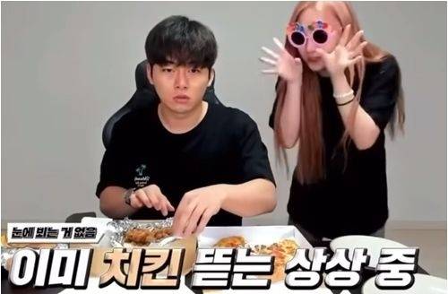 1일 공개된 송대익(왼쪽)의 유튜브 영상에 여자친구 이민영(오른쪽)이 잠시 얼굴을 비쳤다. 송대익 유튜브 캡처