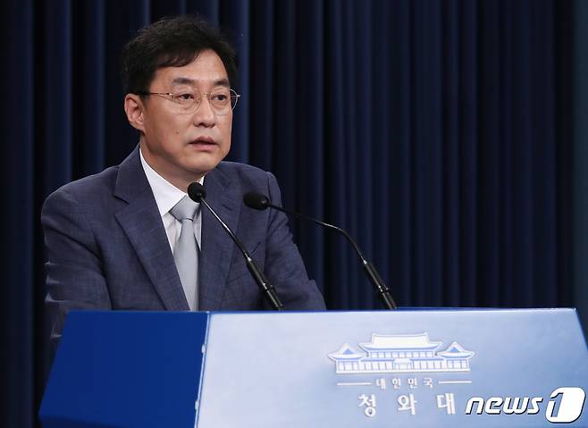 문재인 대통령이 3일 통일부 장관에 이인영 더불어민주당 국회의원, 국가정보원장에 박지원 전 국회의원을 내정하고 청와대 국가안보실장에 서훈 국정원장, 대통령 통일외교안보 특별보좌관에 임종석 전 대통령비서실장, 정의용 국가안보실장을 임명할 예정이다. 강민석 대변인이 3일 오후 청와대 춘추관에서 인사 관련 브리핑을 하고 있다. 2020.7.3/뉴스1 © News1 박정호 기자