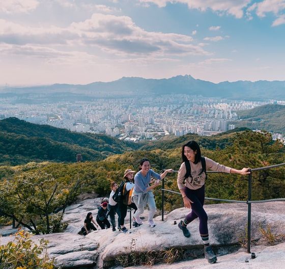 코로나19 시대, 등산이 밀레니얼 세대의 취미활동으로 급부상하고 있다. 간소한 차림으로 서울 불암산을 오르는 젊은 등산객의 모습. 알록달록한 등산복, 푸짐한 먹거리를 짊어지고 산을 오르던 기성세대와는 산행하는 방식이 많이 다르다. [사진 블랙야크]