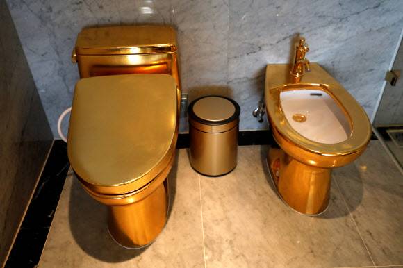 2일(현지시간) 베트남 하노이에 새로 문을 연 ‘돌체 하노이 골든 레이크 호텔’의 순금 도금 화장실.로이터 연합뉴스