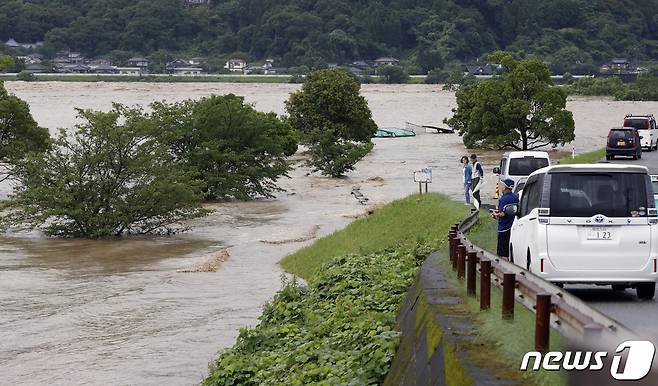4일 폭우로 일본 구마모토현 구마강이 범람하고 있다. © 로이터=뉴스1