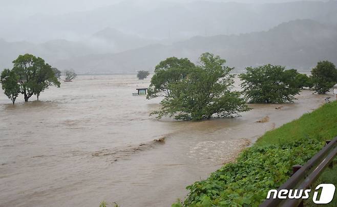 4일 폭우로 구마모토현 구마강이 불어난 모습.  © AFP=뉴스1