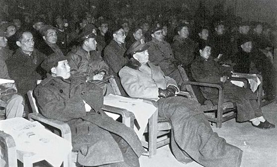 1946년 3월 4일, 국·공내전 조정을 위해 옌안을 방문한 미국의 마샬 원수와 경극을 관람하는 마오쩌둥. 4년 후 한국에서 적으로 돌변하리라곤 상상도 못 할 때였다. [사진 김명호]