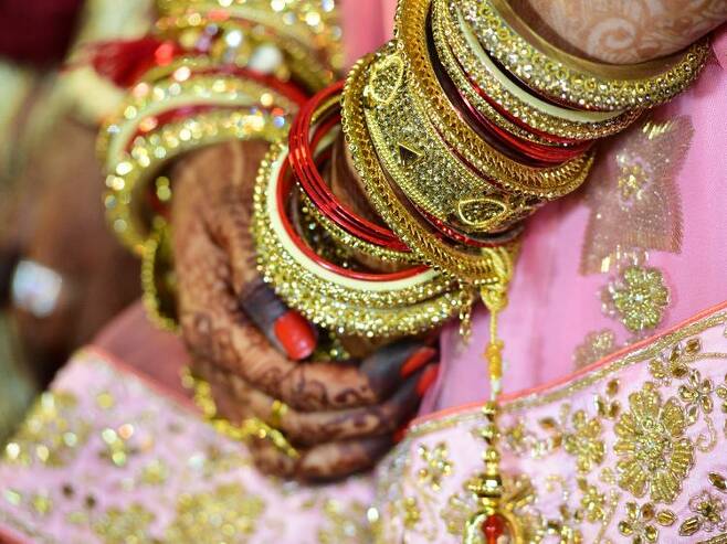 파키스탄 전통 결혼식의 주인공인 신부의 장식품 (자료사진)