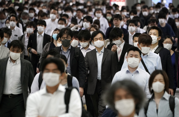 마스크를 쓴 도쿄 시민들이 지난 5월 26일 출근하는 모습. AP연합