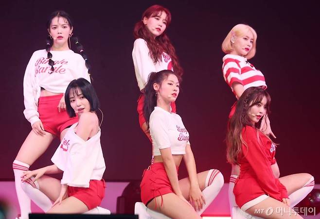 그룹 AOA가 2018년 5월28일 서울 광진구 예스24 라이브홀에서 진행된 다섯 번째 미니앨범 'BINGLE BANGLE' 발매 기념 쇼케이스에서 멋진 무대를 선보이고 있다. /사진=김휘선 기자