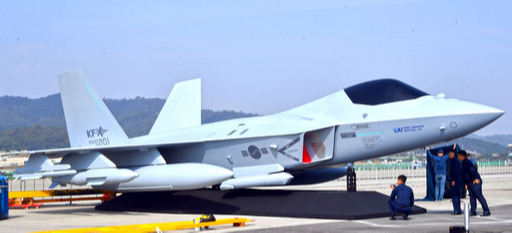 지난해 10월 개최된 서울 항공우주 및 방위산업 전시회(ADEX)에 한국형전투기(KF-X) 모형이 전시되어 있다. 세계일보 자료사진